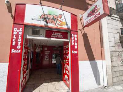 Proseguiamo con un distributore h24 di color rosso. Si tratta di un �esercizio commerciale� ormai diffuso che per� quando apr� per la prima volta in citt� (probabilmente proprio in questo punto) contribu� a dare un tocco di �commerciale internazionalit�� a Bari